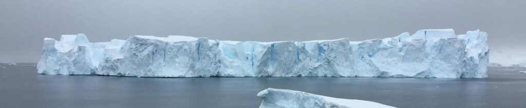 El 30 de septiembre de 2010 se aprobó en el Congreso de la Nación la Ley Nacional de Glaciares nº 26639. La norma define un Régimen de Presupuestos Mínimos para la Preservación de los Glaciares del Ambiente Periglacial, con el objetivo central de preservar estas reservas estratégicas de recursos hídricos.